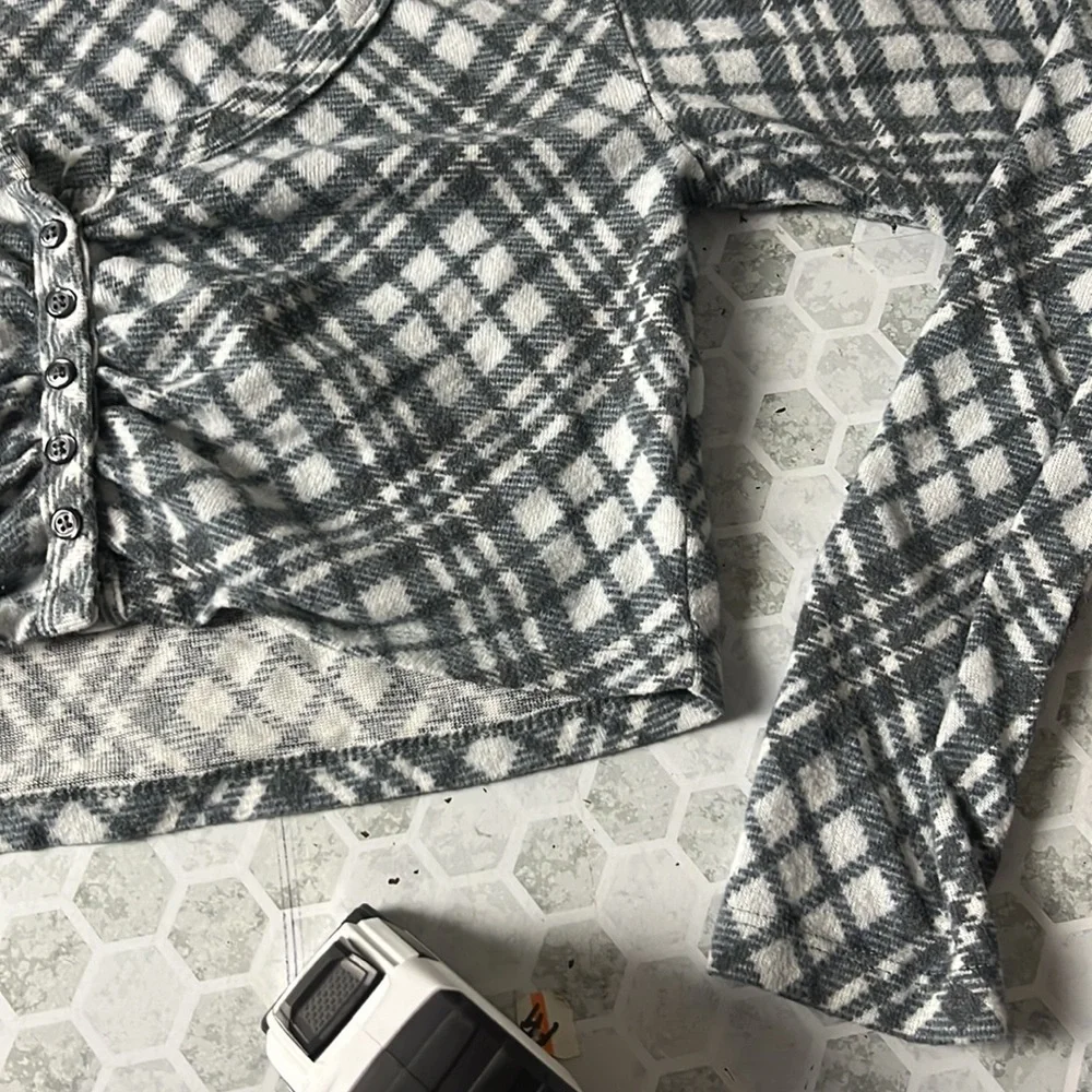 Colsie Large Gray White Fleece Patterned Cropped long Sleeve Pajama Shirt